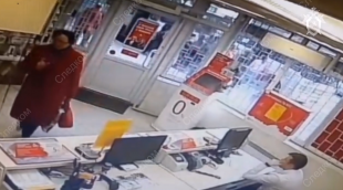 В Орле попал на видео момент наезда троллейбуса на людей на остановке