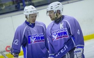 Орловские хоккеисты уступили в домашнем поединке