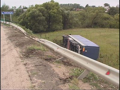 Фура упала в кювет