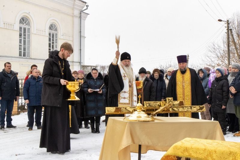 В Орловской области освятили крест и купол для столетнего храма
