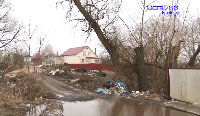 Обещанного уже полтора месяца ждут. Жителей двух улиц Волжская и Калужская очень сильно волнует наклонившееся дерево. Мэр заверил - в проблеме разберутся, но, видимо, обещать не значит делать... 