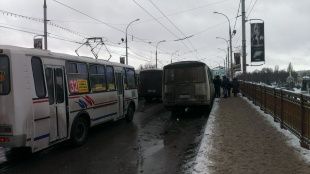Сегодня полдня стоял Красный мост