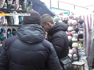 Удар по бренду: очередную партию контрафактной одежды изъяли в центре Орла 