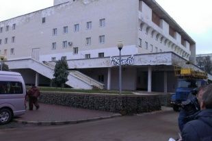 Первый вопрос горсовета об увольнении Шевлякова, а у здания мэрии висит приветливый плакат