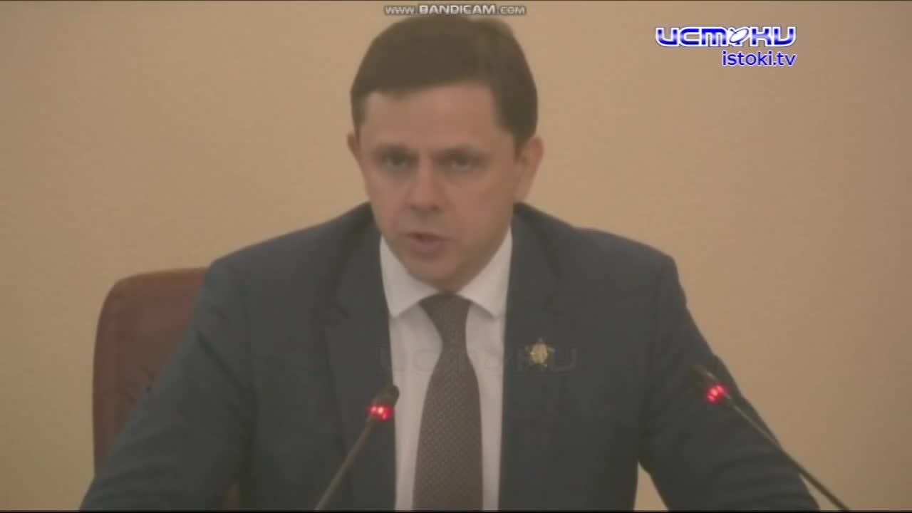 Конструкции-нелегалы и хулиган, который настойчиво бьет стекла на остановке у бывшего Дормаша