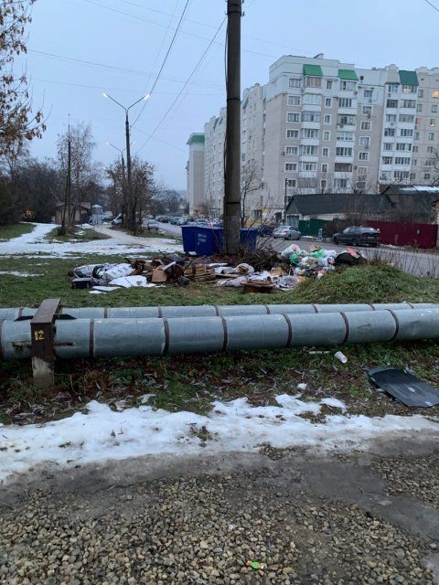 Орловчане пожаловались на испорченное новогоднее настроение из-за неубранного мусора