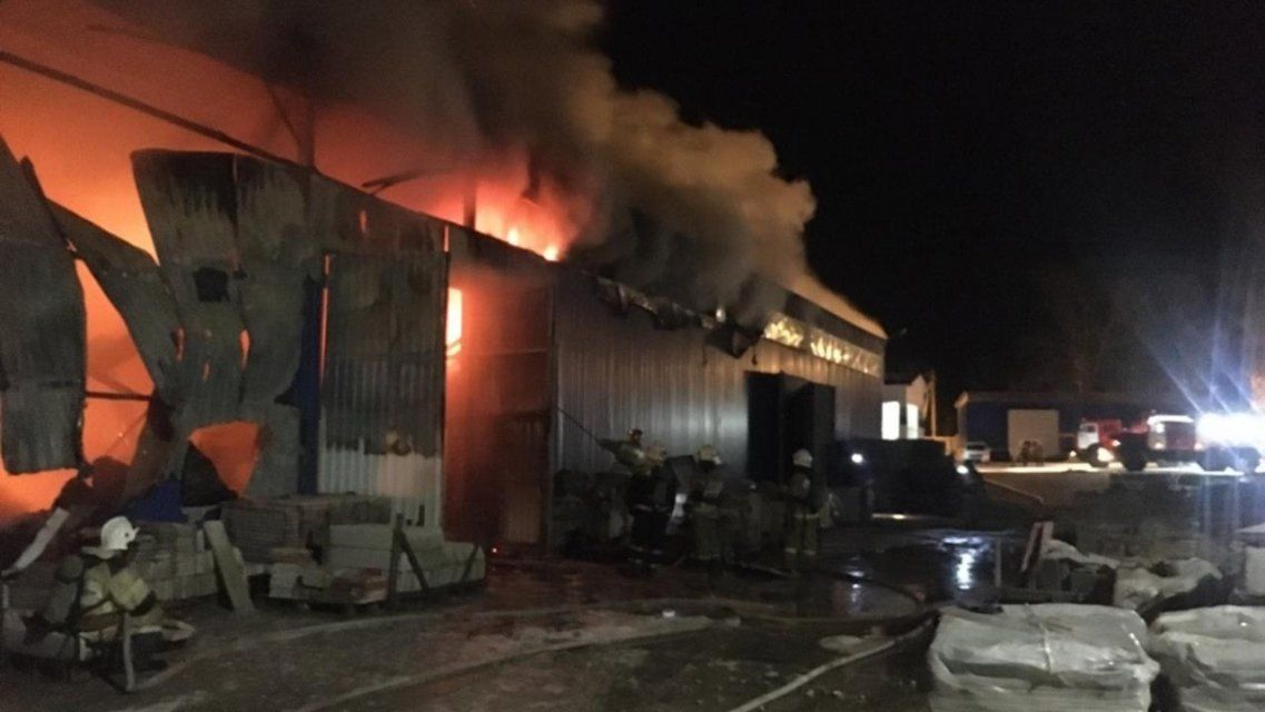 В полночь под Орлом полыхал ангар с отделочными материалами