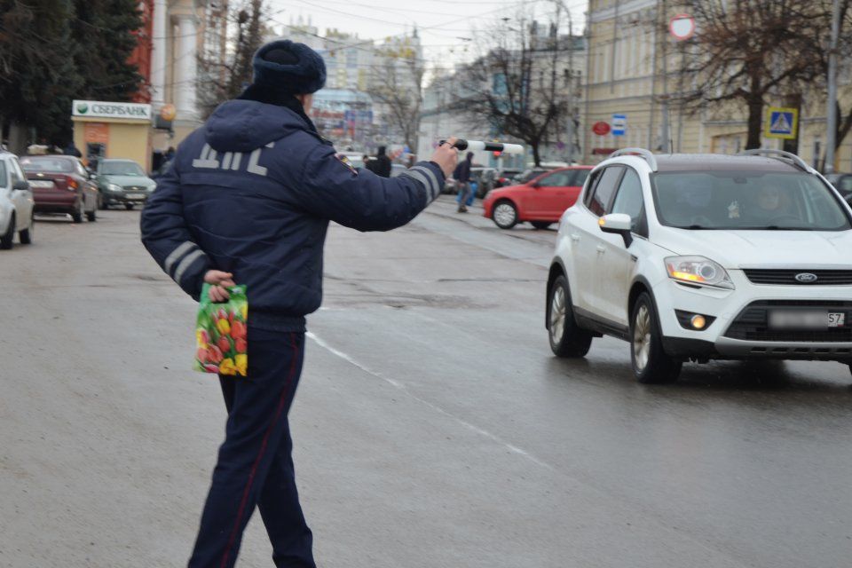 Цветы к празднику: орловчанок за рулем поздравили инспекторы ГИБДД