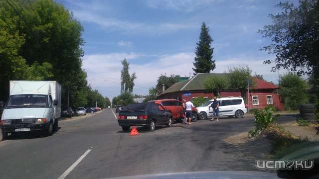 В Орле ВАЗ, «Киа» и «Ларгус» не разъехались на перекрестке