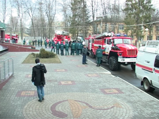 Новости за 90 секунд: из больницы Семашко эвакуировали пациентов, пенсионеры вновь стали жертвами мошенников и третий день фестиваля "Люди" подарил зрителям моноспектакль из Люксембурга