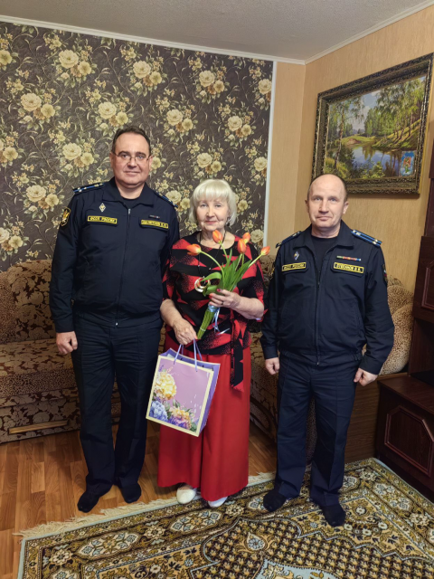 Орловские судебные приставы поздравили женщин-ветеранов Службы с Международным женским днём