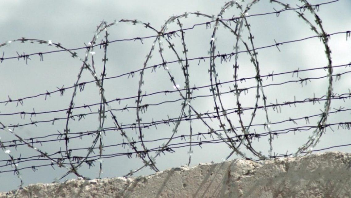 Попались с поличным: адвокат осужденного дал взятку начальнику колонии в Шахово