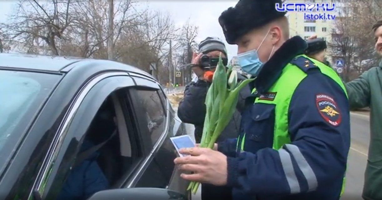 8 Марта встречи орловчанок с инспекторами ГИБДД на дороге стали особенными