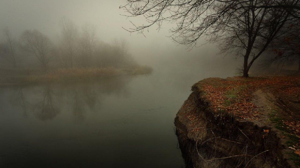 На Орловщине два человека в «Ниве» повисли на краю обрыва