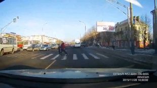 В Орле водитель «БМВ» чуть не сбил всю семью на пешеходном переходе