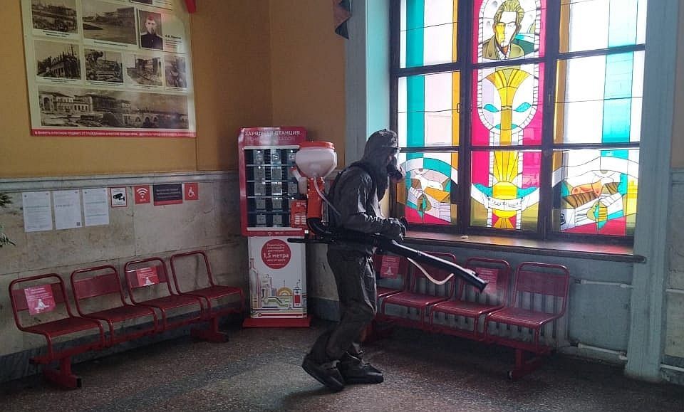 В Орле сотрудники МЧС продезинфицировали железнодорожный вокзал