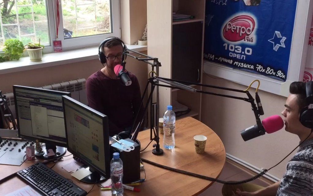 Фотофакт: в эти минуты в прямом эфире Ретро FM Орел кавер-группа Monte Carlo