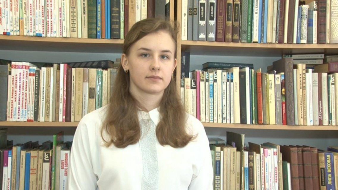 Орловская девятиклассница получила награду из рук актера Евгения Миронова