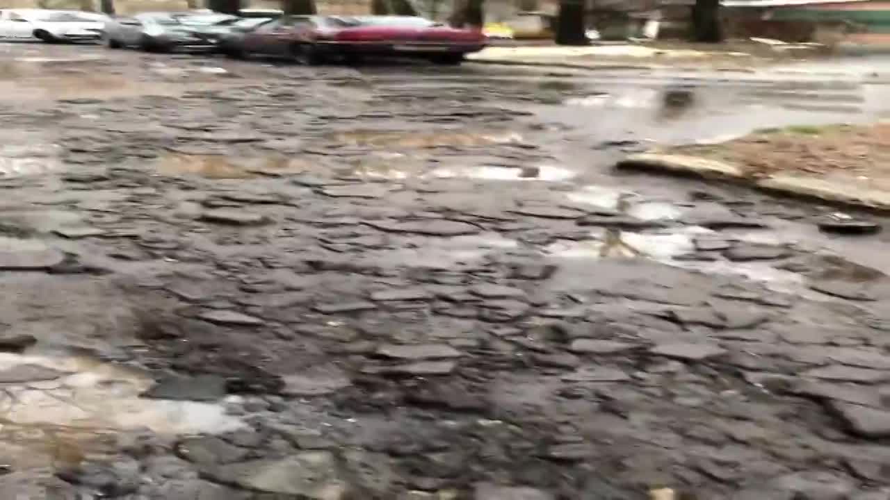 "Поселите тёщу мэра в наш дом на время": Жители ул. Ломоносова жалуются на разбитую дорогу