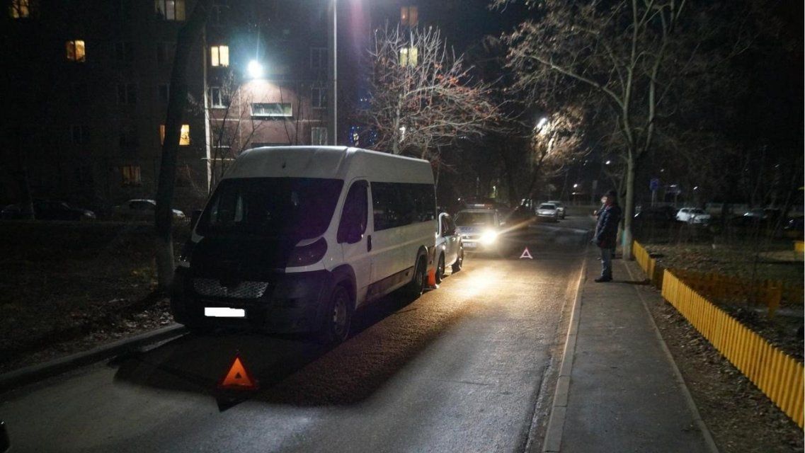 В Орле внезапно поехавший микроавтобус сбил парня, вышедшего из машины