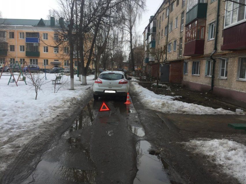 Во Мценске иномарка задним ходом сбила женщину во дворе