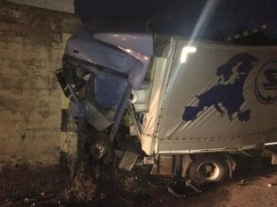 В Урицком районе фура врезалась в железнодорожный мост