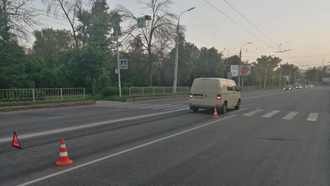 В Орле женщина угодила на зебре под колеса микроавтобуса