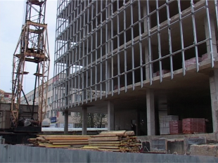 Суд обязал снести самовольно построенную высотку на Полесской 