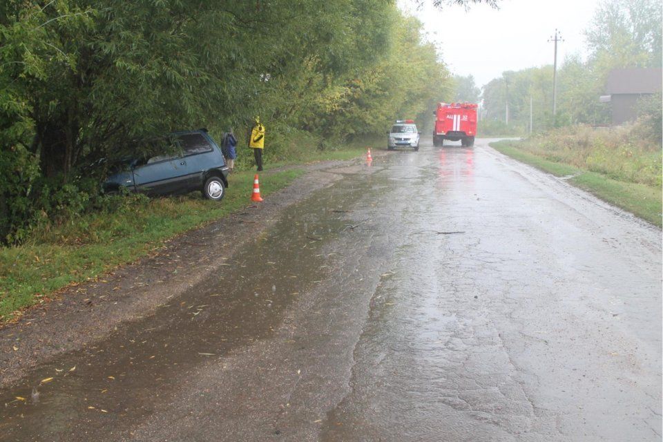 На Орловщине водитель «Оки» слетел с дороги и врезался в дерево