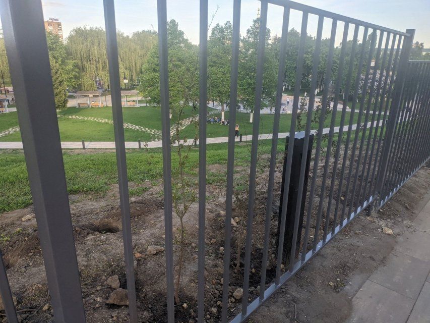 «Осталось натянуть колючую проволоку». Детский парк отгородили двухметровым стальным забором