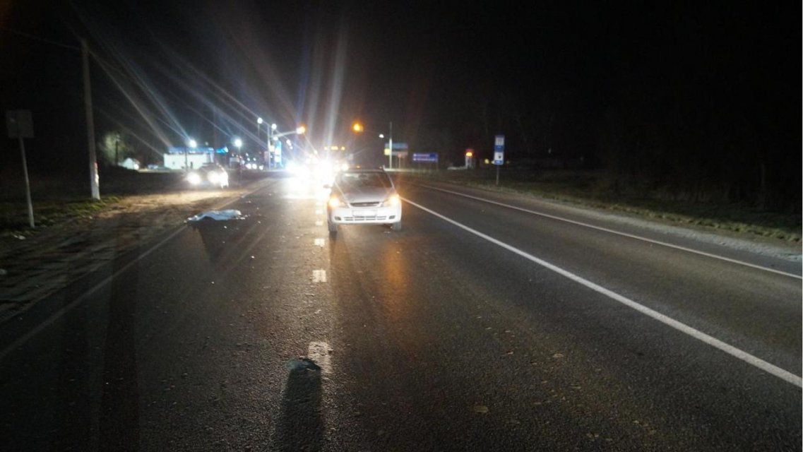 40-летняя женщина погибла под колесами авто на темной трассе в Орловской области