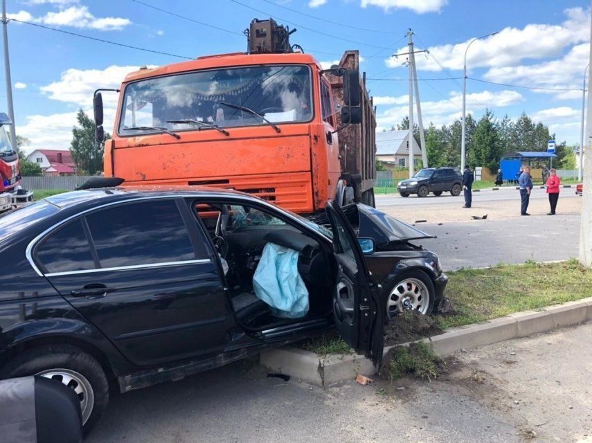 В Орловской области столкнулись КАМАЗ и легковушка