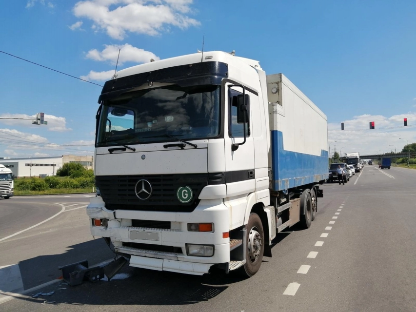 Под Орлом пенсионер на легковушке въехал в большегруз