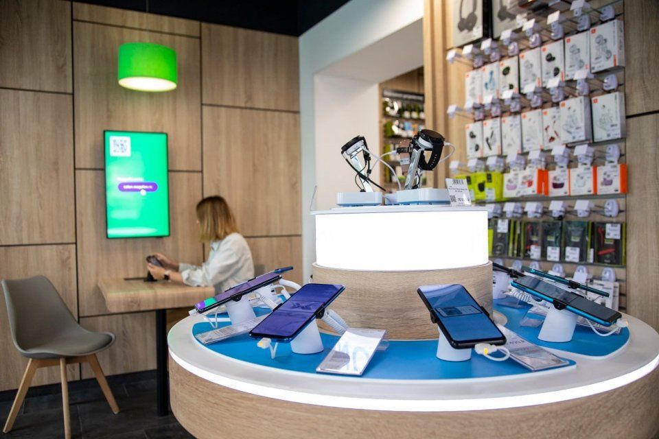 AI-помощник «Ежедневный герой» начал работу в розничной сети салонов связи