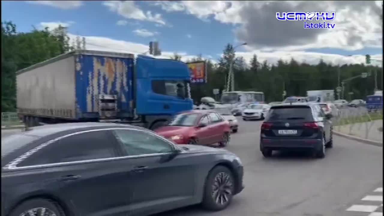 В Орле в районе METRO из-за аварии образовалась огромная пробка