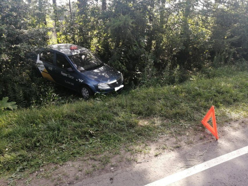 Пьяный таксист попал в аварию под Орлом. В больнице оказалась его пассажирка
