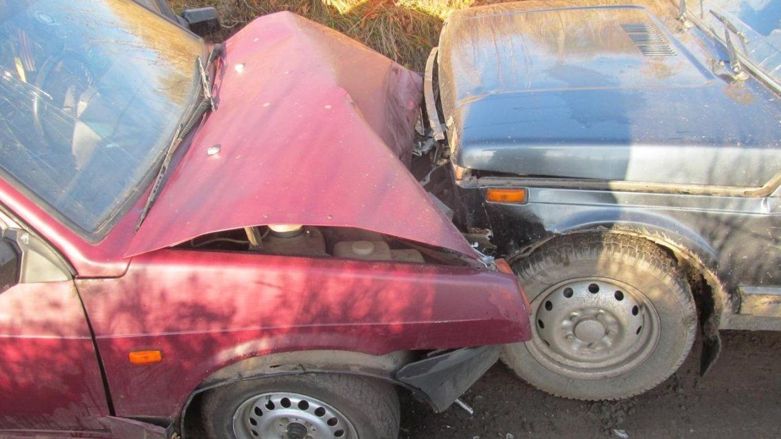 На Орловщине два отечественных авто не разъехались на проселочной дороге 