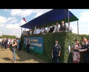 "Главное - отделиться". Сегодня в аэропорту "Орел-Южный" более 500 десантников показали свое мастерство 