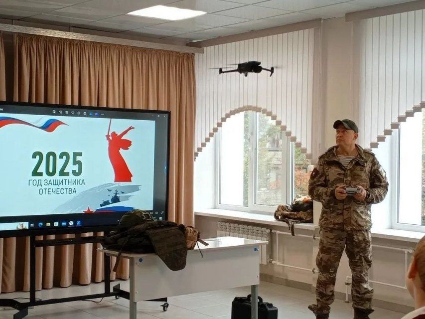 В орловской школе участник спецоперации запустил БПЛА