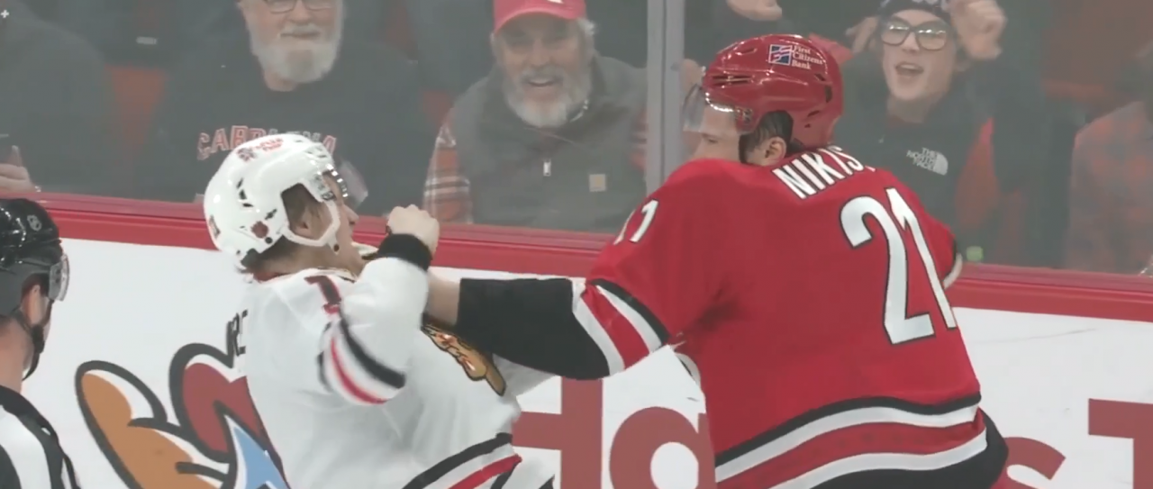 Орловский хоккеист уронил на лед канадца и американца за 15 секунд 