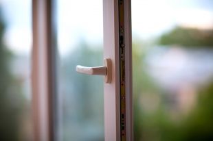 Орловчанка выпала из окна 3 этажа новостройки 