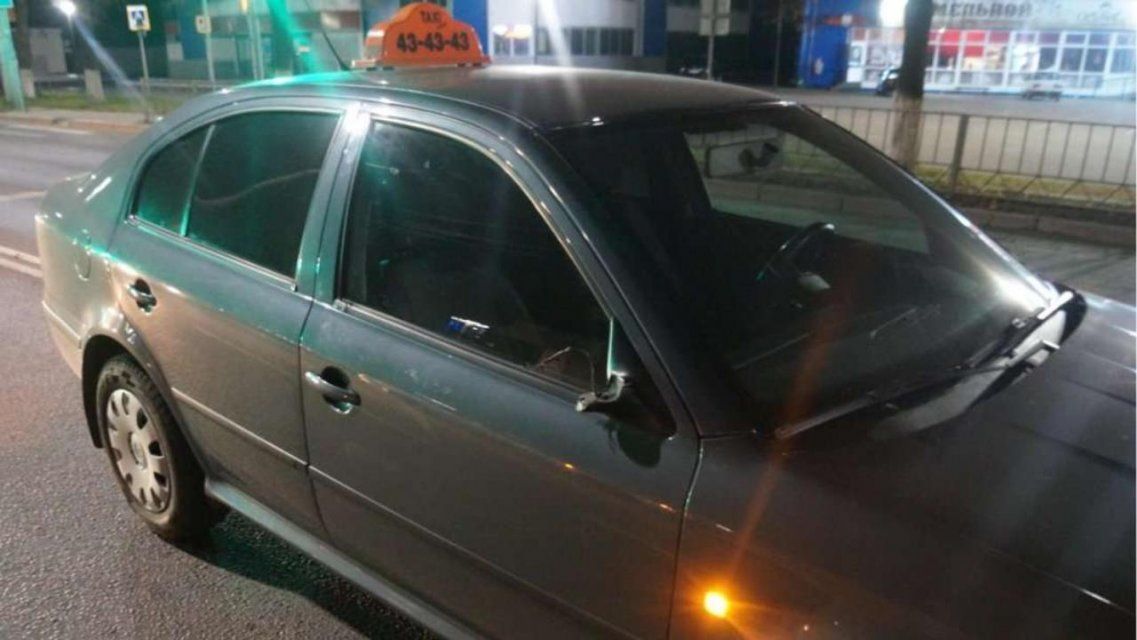 В Орле 33-летний мужчина попал под такси, переходя дорогу в неположенном месте