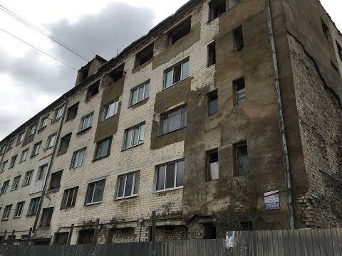 В аварийном доме на ул.Металлургов крышу держат березовые бревна