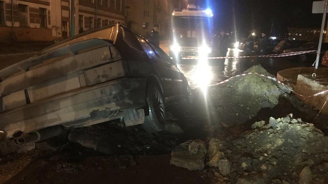 Во Мценске автомобилист влетел в раскопанную коммунальщиками яму