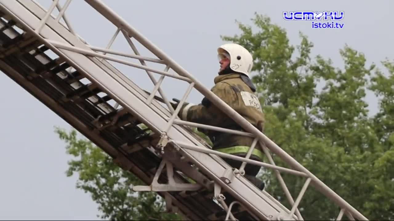 Эвакуировать пришлось 15 человек. Во Мценске горела многоэтажка. Сейчас в доме отключены коммуникации, жителей поселили в пункте временного размещения