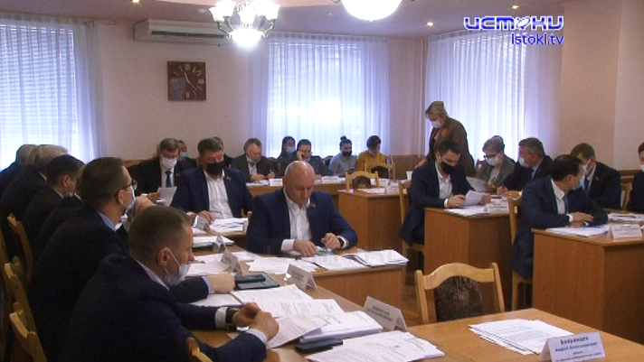 В условиях пандемии депутаты горсовета не придерживаются норм социальной дистанции. Сессия законодательного органа прошла не в большом, а в малом зале мэрии