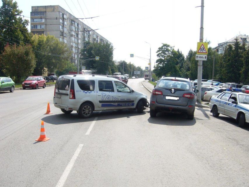 В Орле таксист устроил ДТП, не уступив дорогу пенсионеру