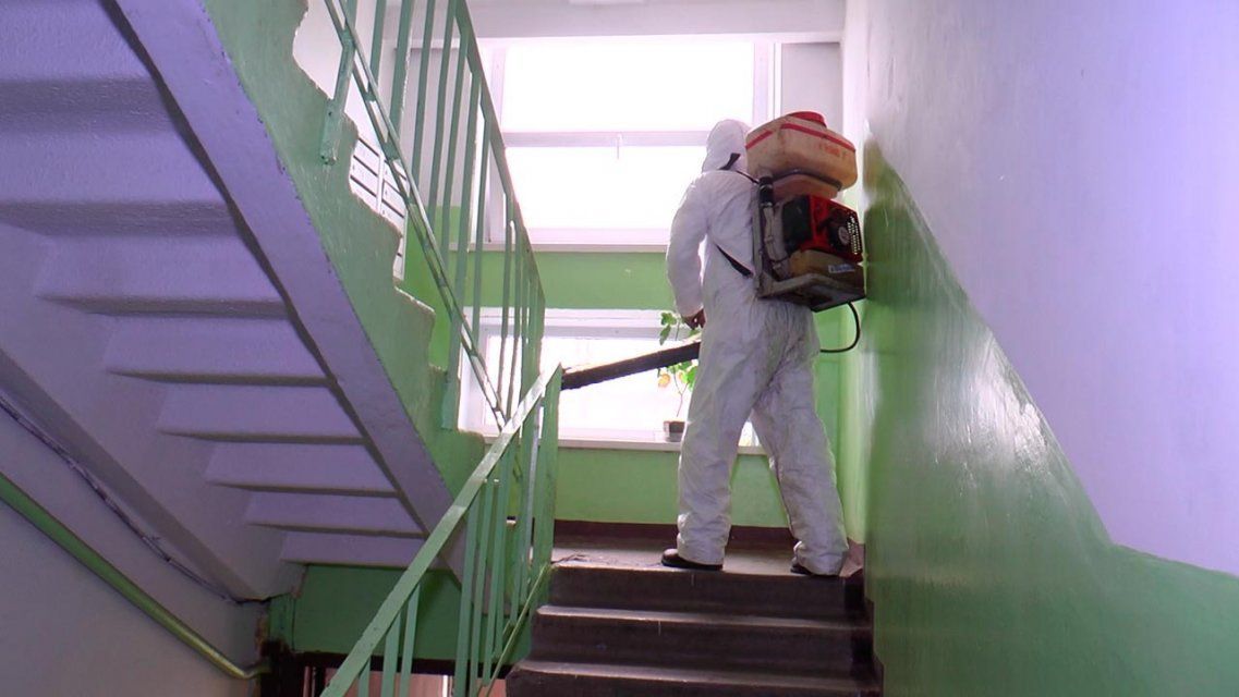 Орловские УК вернулись к антисептической обработке подъездов. Правда, делают это по заявкам от жителей