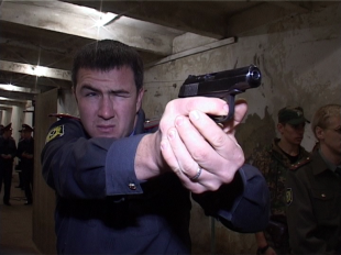 Точно в цель: полицейские соревновались в умении стрелять 