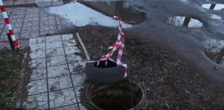 Открытый канализационный колодец в Соляном переулке обезопасили после нашего сюжета